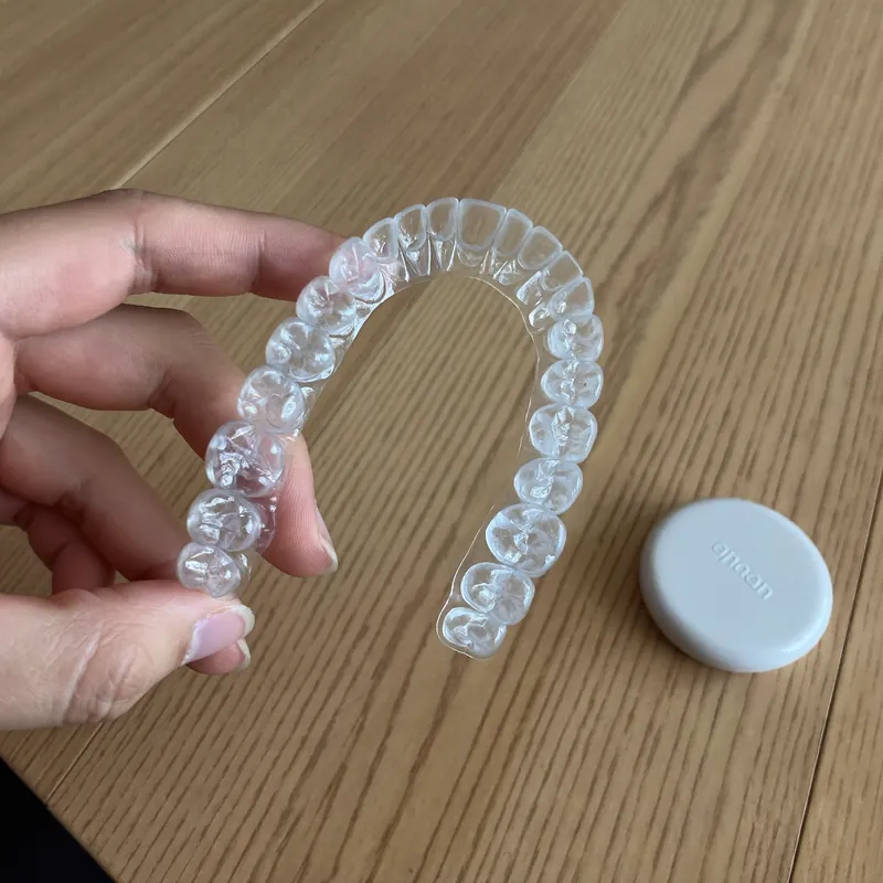 Alineadores transparentes junto a su estuche