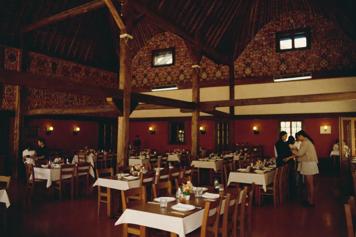 El salón de la casona, con vigas de madera y papel picado